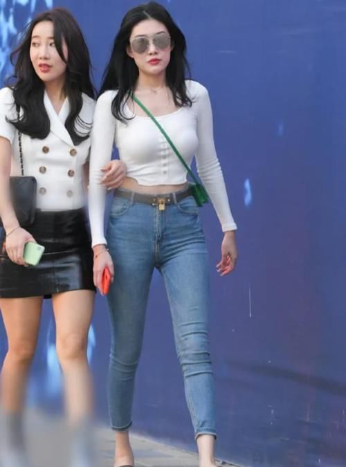 酷帅|白色方领T恤配牛仔裤,尽显时尚与酷帅