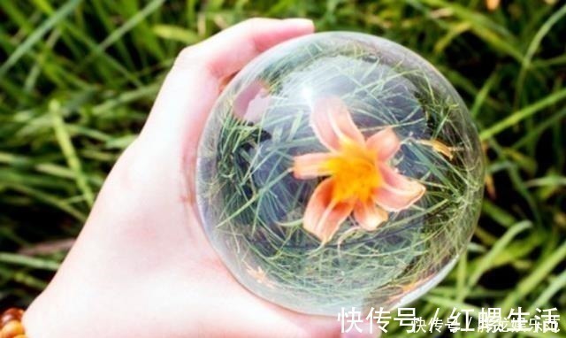 历史人物@达·芬奇是位大画家,他画了一幅油画,可是却出现了一个失误