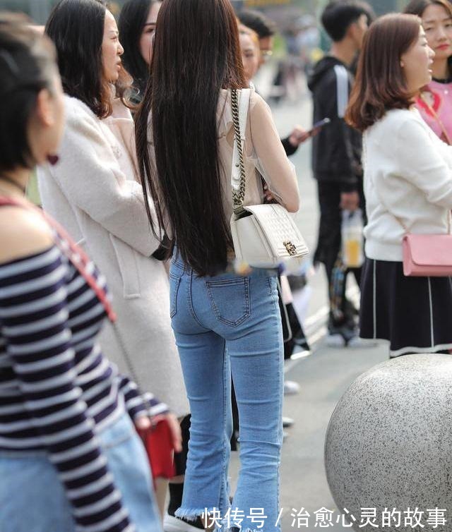 牛仔喇叭裤 希望远离路人感,喜欢休闲个性的风,就选牛仔喇叭裤!