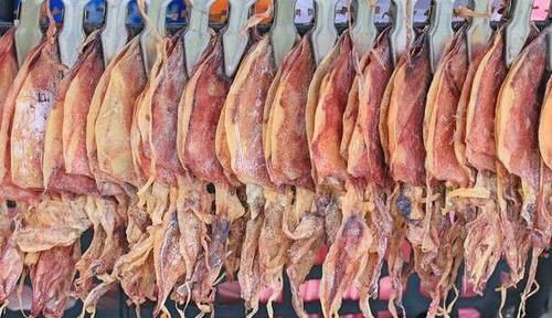 干鱿鱼只用水是泡不软的，老渔民教你一招，泡得又快又新鲜