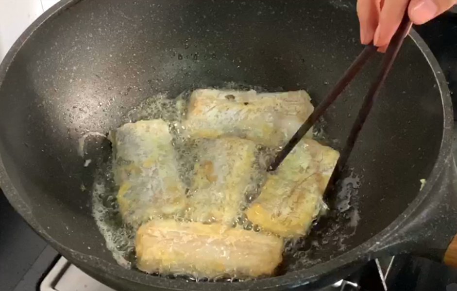 新手|煎带鱼,裹淀粉是大错,用它上浆,肉嫩不破皮,新手也能做