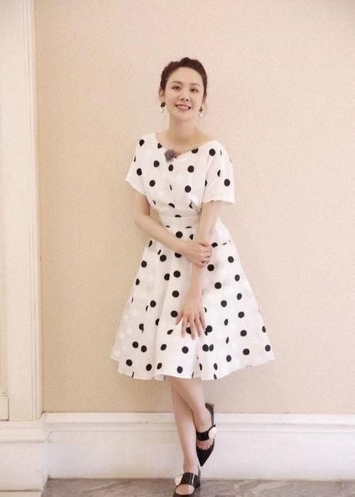 搭配|短袖搭配黄绿色运动瑜伽裤，很有街头的气质感，时尚感拉满！