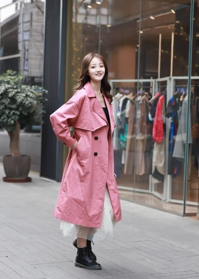 街拍:成熟的美女,长相不错身材好,笑容很暖心