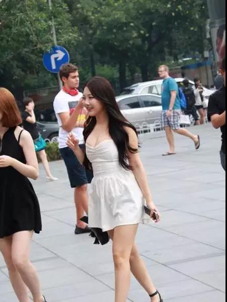 靓丽女孩 穿白色抹胸短裙的靓丽女孩, 可爱的长发童颜, 胖嘟嘟的!