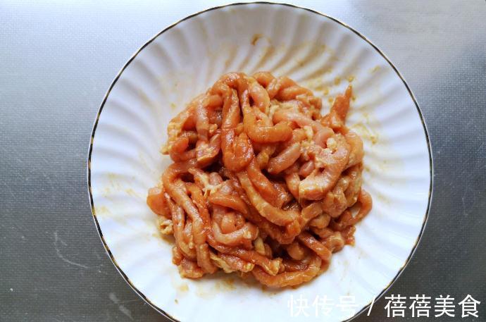 炒肉丝,只会腌制不行,需掌握2个技巧,否则容易粘锅、发硬