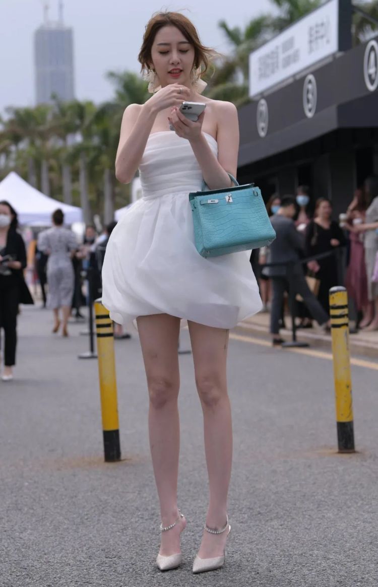 抹胸裙 蕾丝抹胸裙搭配尖头细跟鞋,穿出细节和窈窕之美,优雅又迷人