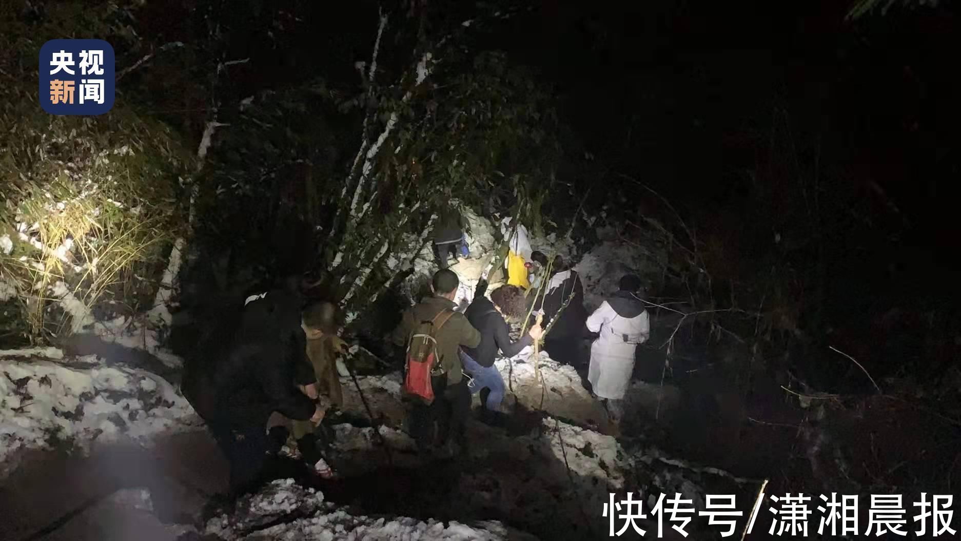 救援人员|四川5名“驴友”元旦游玩被困零下10度深山，消防员紧急救援