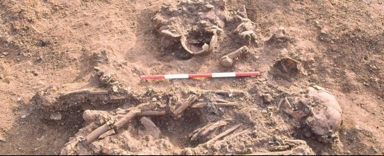 纪念死者有多种方式,而青铜时期的英国,选择的方式让人难以接受