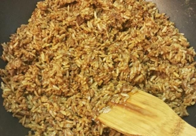 做酱油炒饭时，不要直接下锅，多加这一步，色泽更红亮，味更鲜