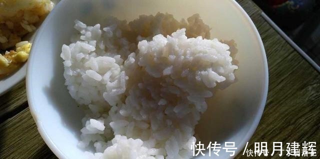 没吃完的大米饭做紫菜包饭好看又好吃,用它做蛋炒饭也非常香呢