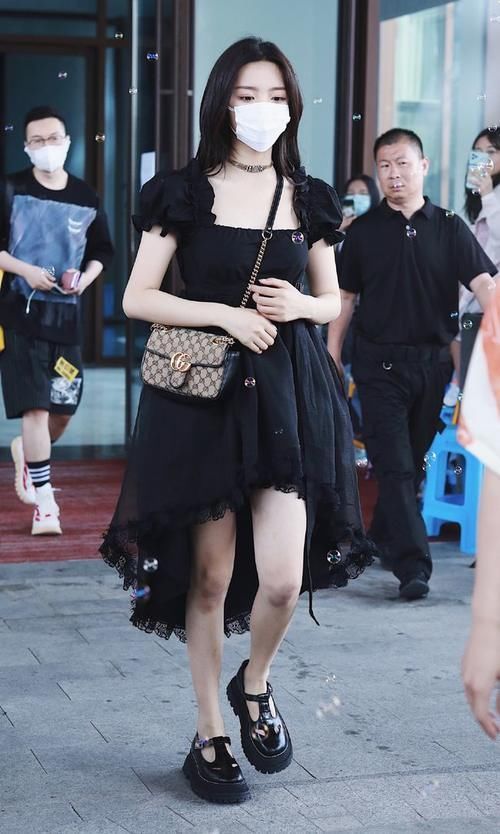 裙摆|难怪会被老板一眼相中,泡泡袖上衣配短裙,美成漫画女主