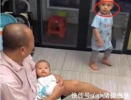 爸妈|儿子看到爸爸抱着妹妹,跺脚骂街堪比大妈,关键是这个眼神完胜!