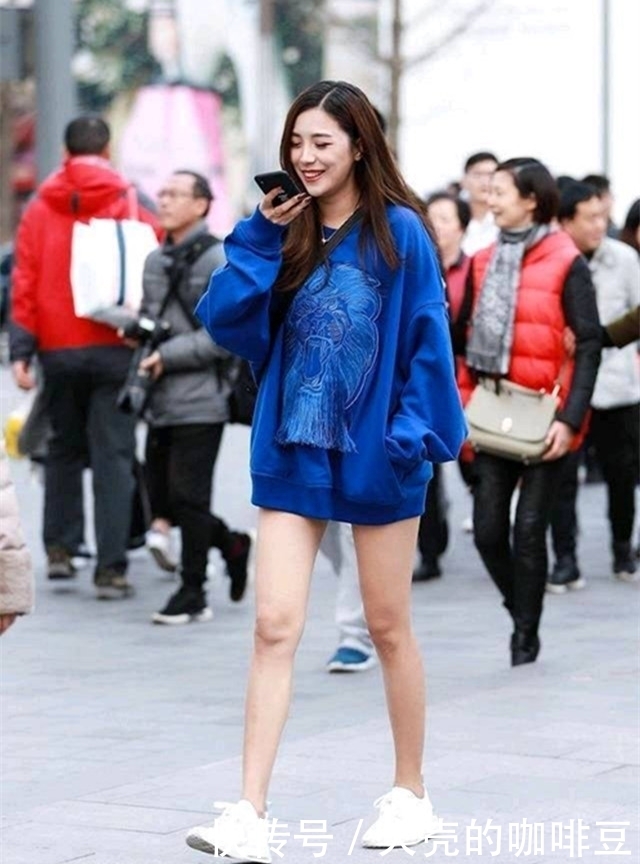 美女|街拍,街头靓丽的蕾丝装美女,图三很像高圆圆