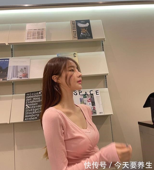 宽松牛仔裤 韩搭|水洗色宽松牛仔裤把小姐姐的身材完美展现了!