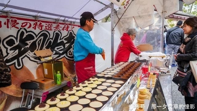 来到京都发现一条小街正在赶庙会，就来看看庙会上有些什么美食吧