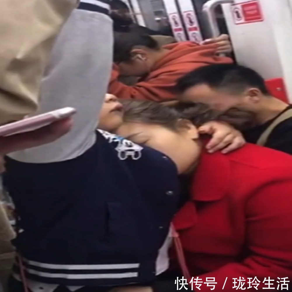 地铁|地铁上妈妈依靠儿子睡觉，画面感人，网友：小男子汉也能保护妈妈