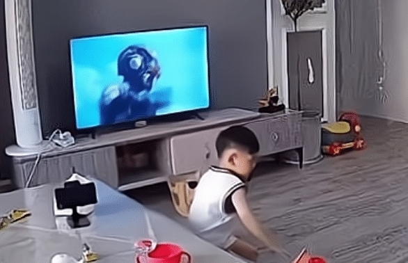 泰伽奥特曼|见奥特曼被怪兽欺负,两岁萌娃怒砸电视,网友:“光之国”得给钱