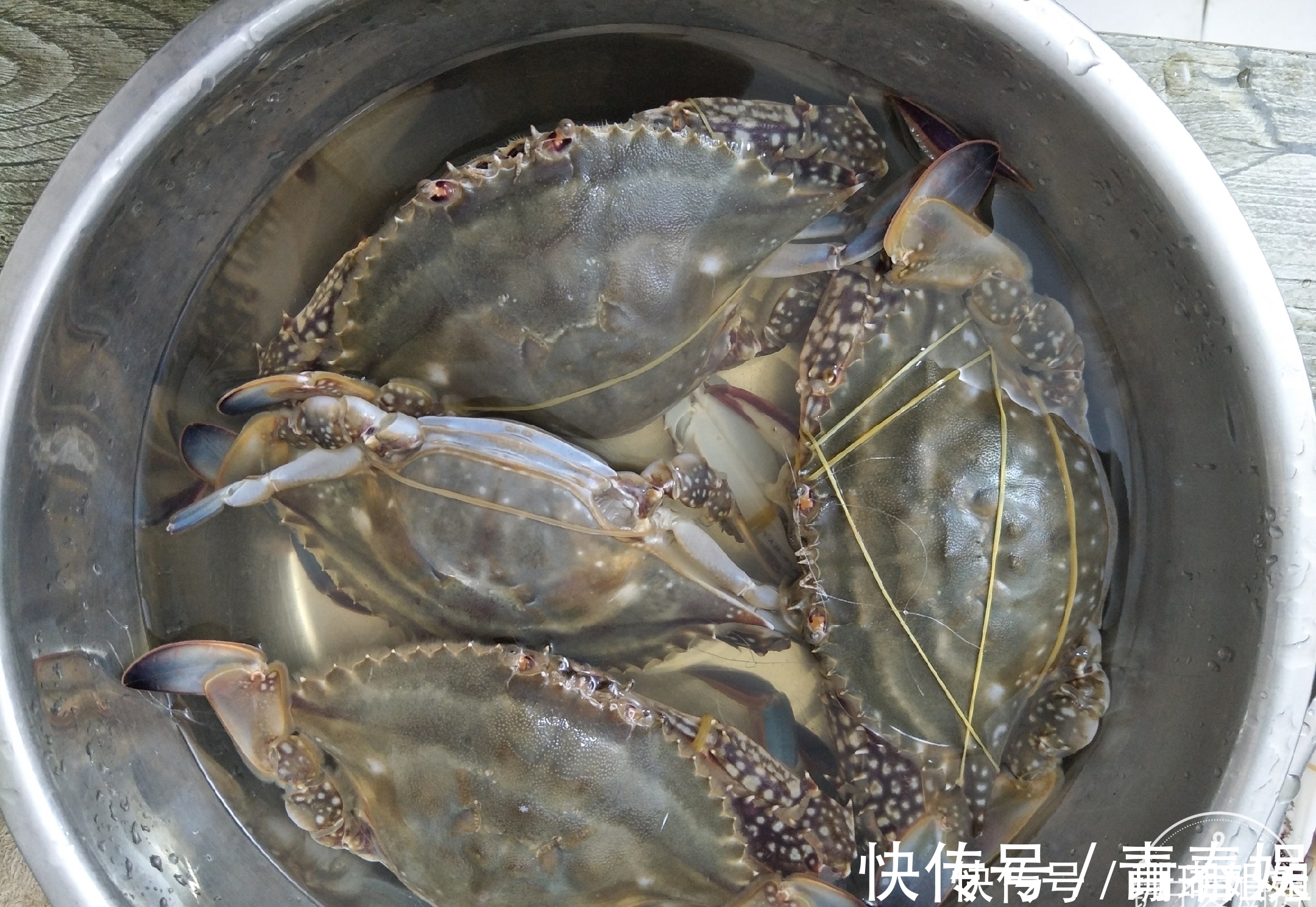 蒸螃蟹|蒸螃蟹时，需要几分钟？冷水蒸还是热水蒸？教你好吃做法