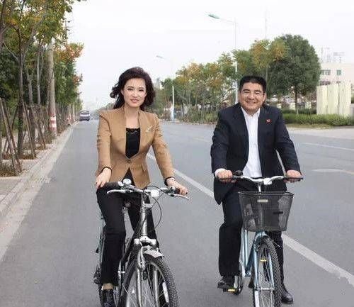 舞蹈出身却被迫成为央视主持人,颜值不输李红,半隐退后生活成谜