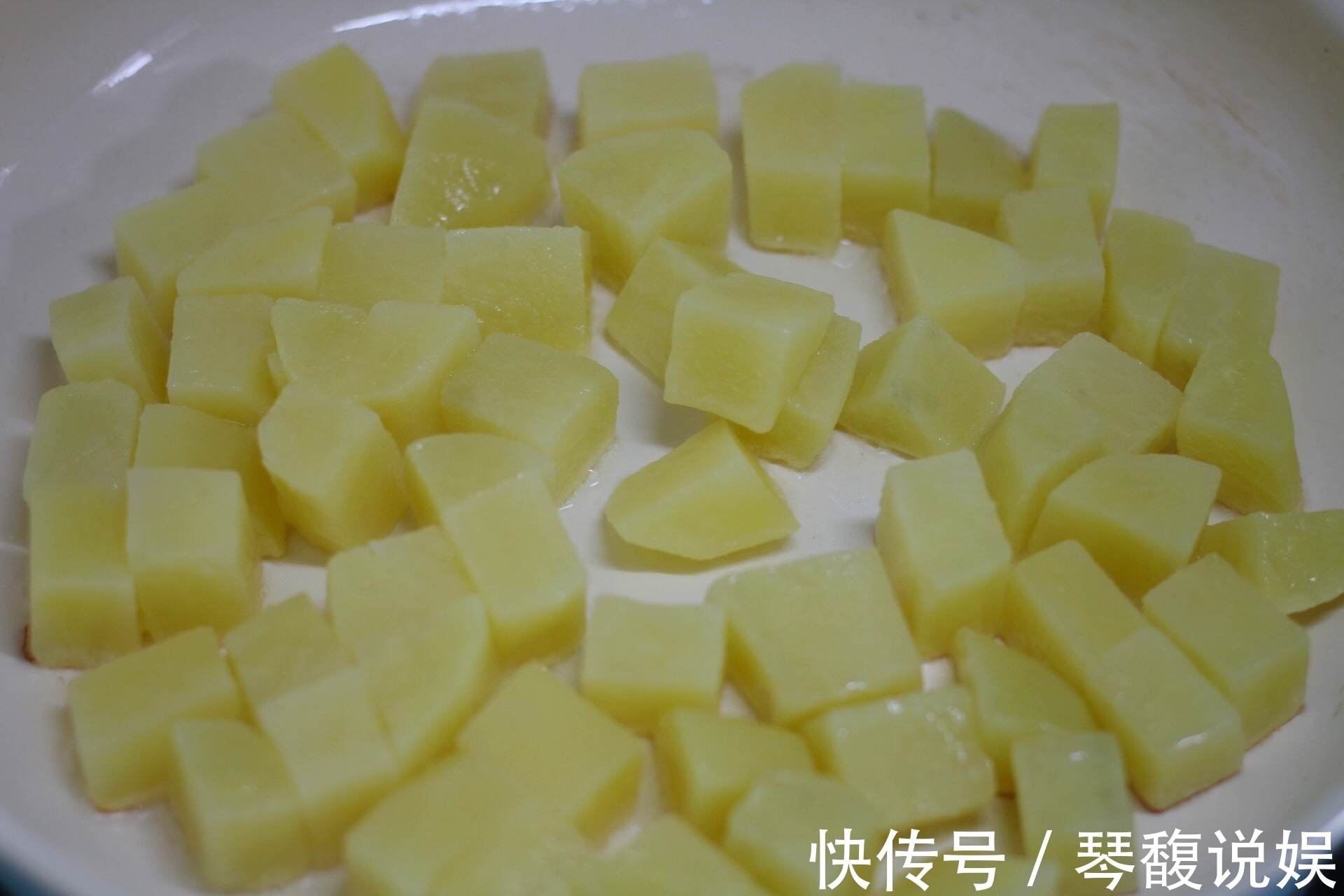 土豆别总是炒和炖了，教你新做法，超简单，味道却是超级棒