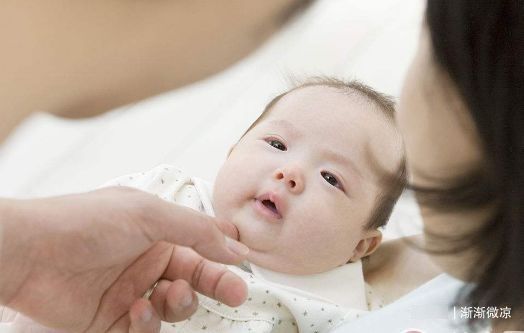 当心|宝宝六个月时,这些动作仍不会,宝宝多半是身体发育迟缓,要当心