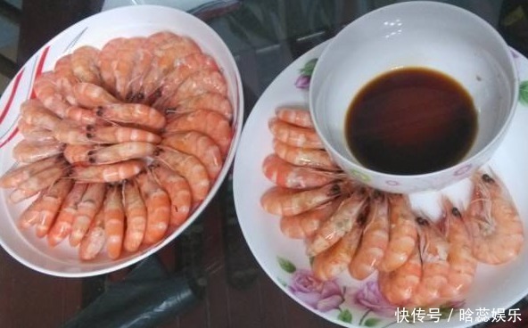 白水煮虾时，别再只会加盐和生姜了，多加2个料，虾肉不会腥更香