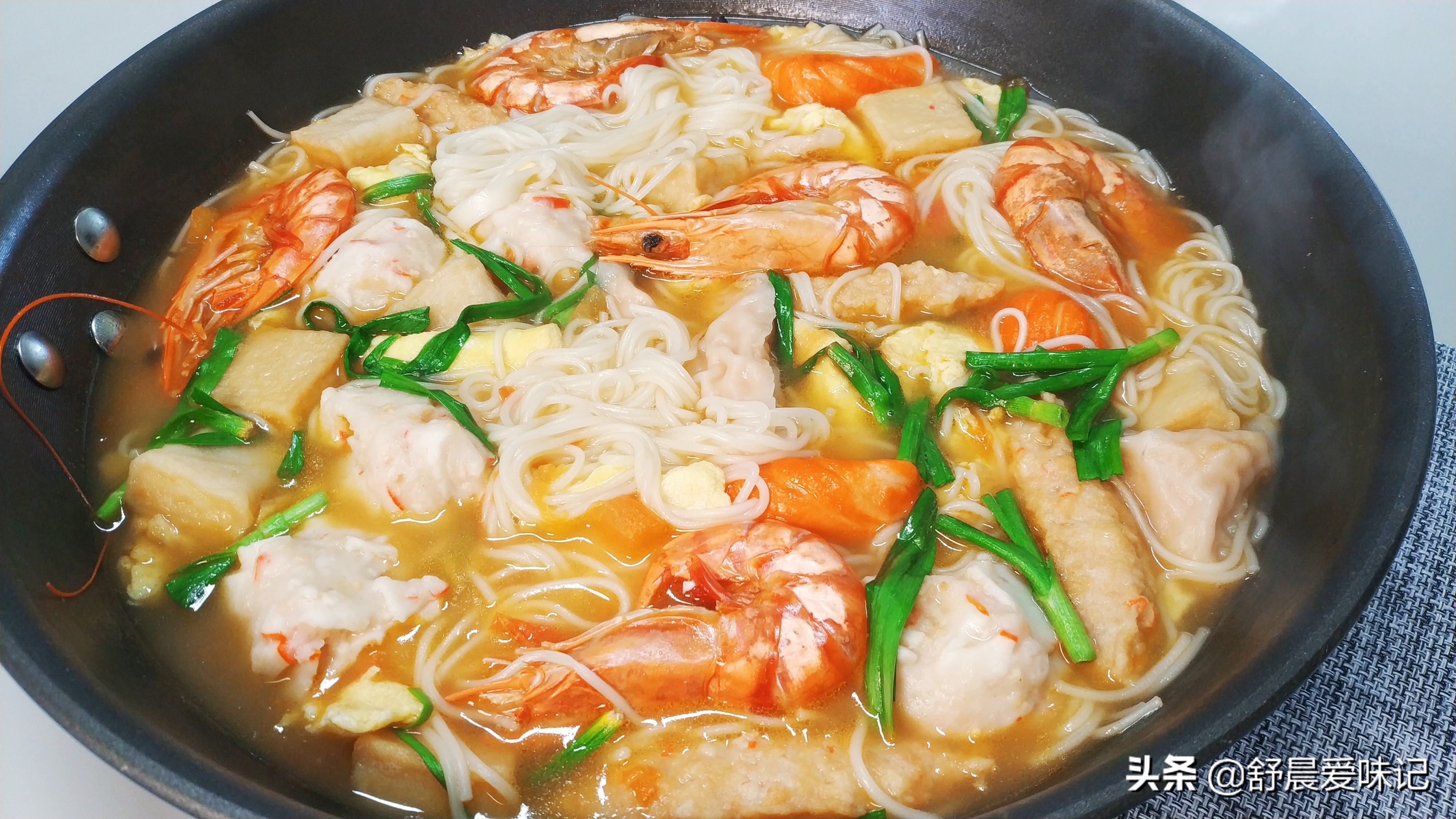 一把面条,一盘大虾,做家常海鲜面,简单好吃