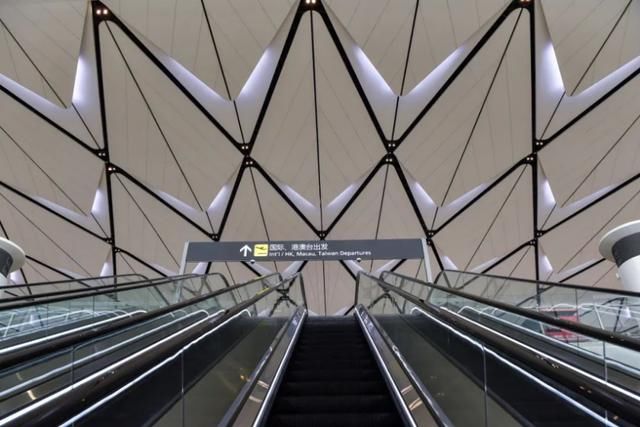 病例|7月底天府机场工作人员为何感染?媒体披露:和确诊小男孩摸过同一段扶手