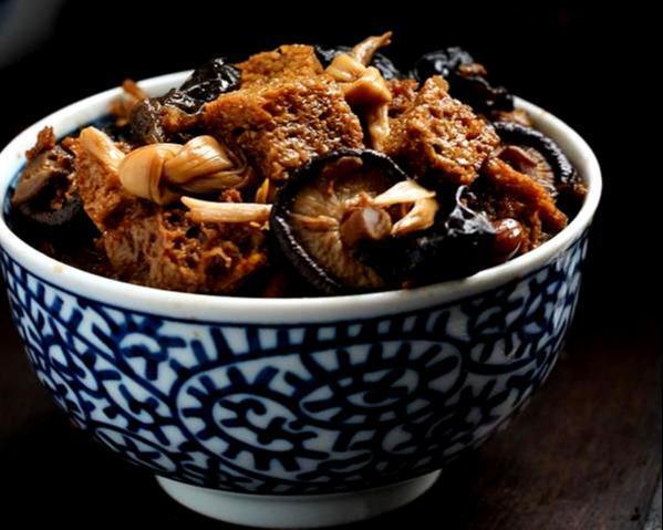 本帮菜中的经典菜,做法却很简单,4种食材加烤麸,比肉还香