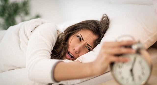 现代人|三个生活方式,容易引起失眠,想更快入睡,最好能改