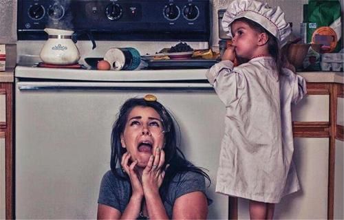 宝宝|宝宝独自看电视,妈妈在一旁呼呼大睡,被批评:这当妈的心真大