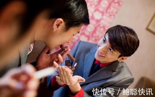 喝酒&饭局上,有这2个细微动作的人,说明城府太深,别深交,能避则避