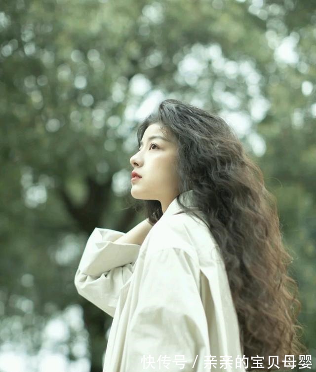 苹果肌处 四十岁的女人,最好别剪下面几种发型,显土没气质,后几种更好看