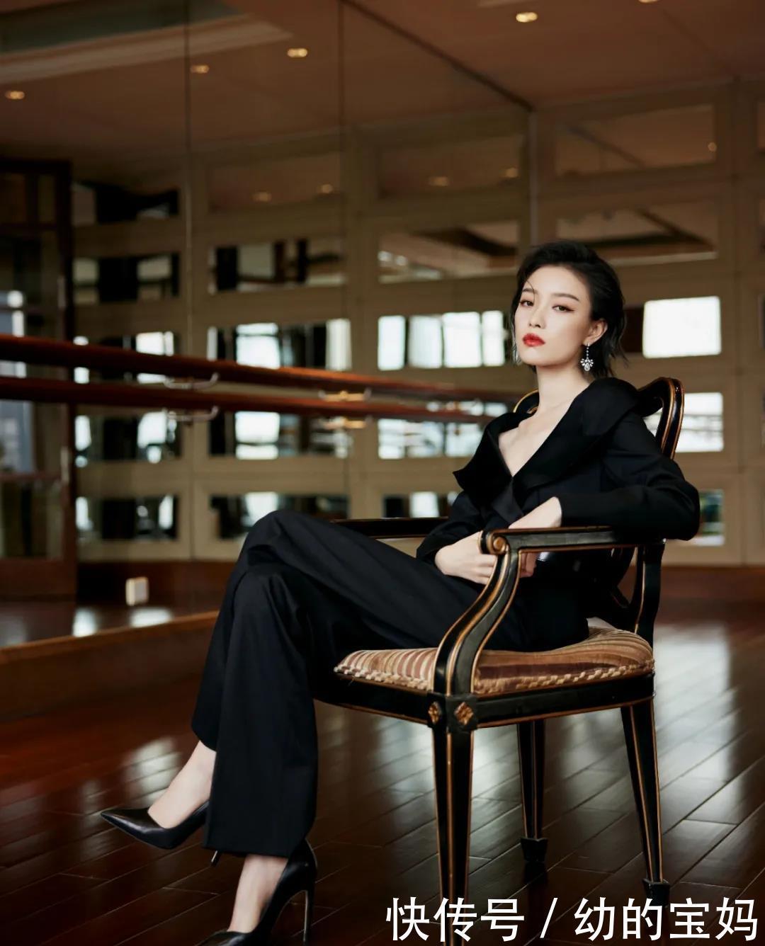 别学明星穿“一身黑”,普通人谨记4个配色技巧,打扮更有高级感