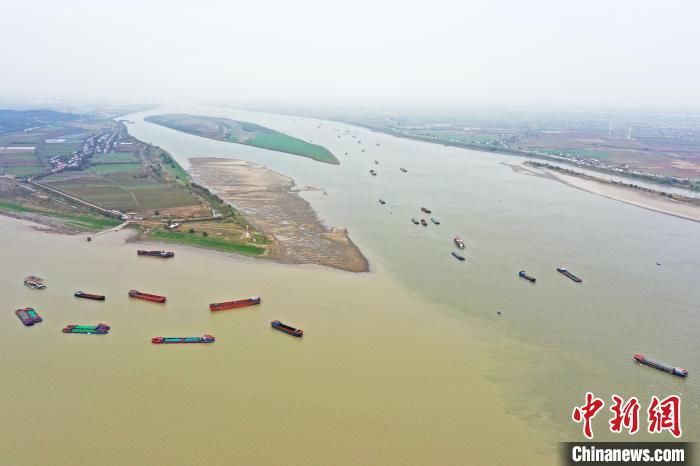 景观|长江与鄱阳湖交汇处现“江湖两色”景观