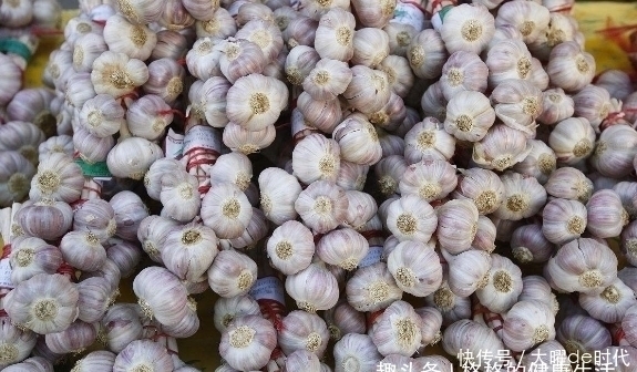 大天亮|女性睡前把大蒜放在枕头下,坚持7天后,3大好处“找上门来”