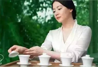 痛经|女生来月经,尽量不喝4种水,尤其是第4种,但很多女生常犯