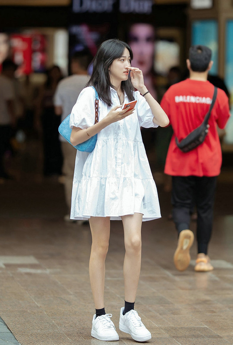 非常时尚的潮流美女,牛仔裤搭配一字肩T恤,简单却很时尚