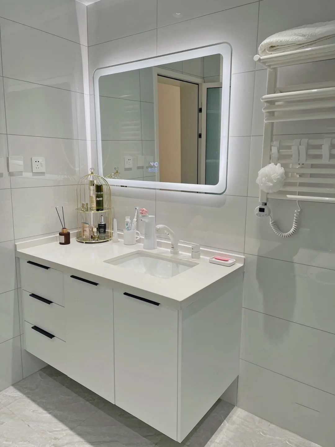 客厅|再买房,就照她家这样装,全屋大白墙、无主灯,干净利落,好舒服