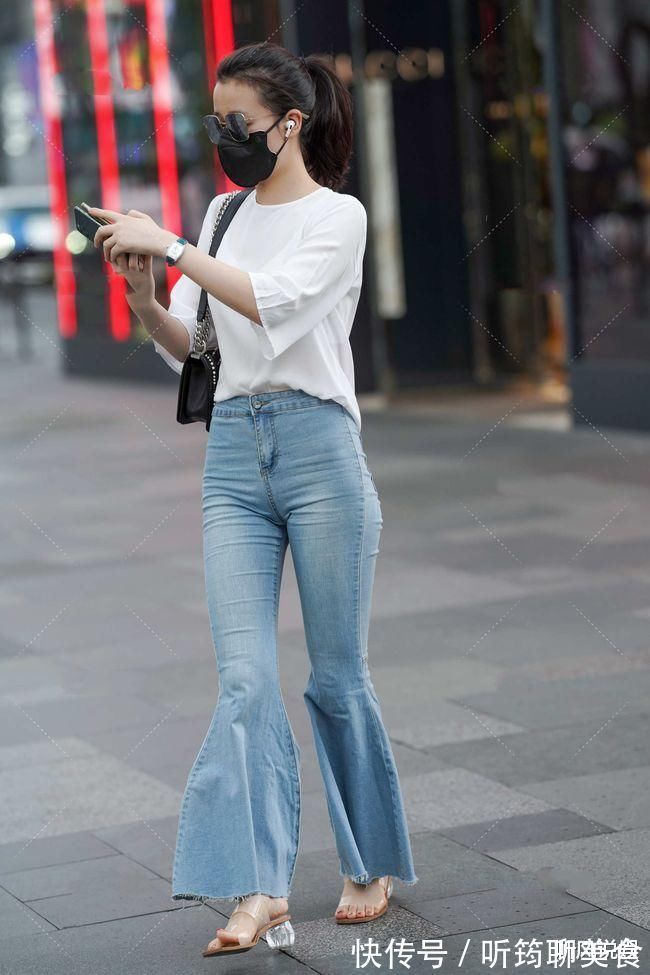 牛仔裤 普通的衣服也可以穿出时髦感,白色搭配蓝色牛仔裤,清新时尚