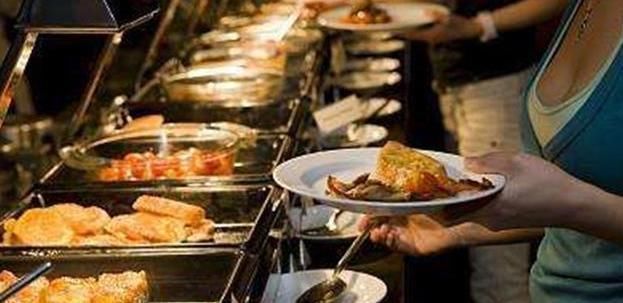 王奶奶|奶奶带着孙子吃自助餐,留下一张桌子就转身去,食堂的处理方式很舒服