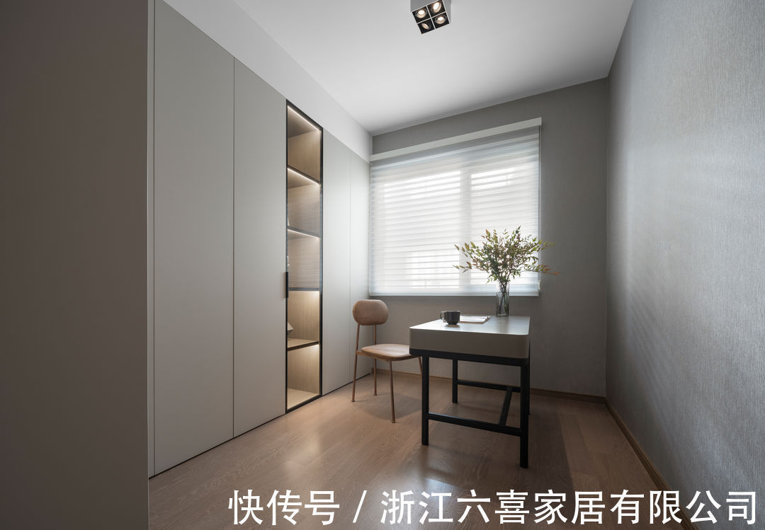 业主|嵌入式冰箱与玄关柜的无界组合，开放式厨房实现空间的通透和敞亮