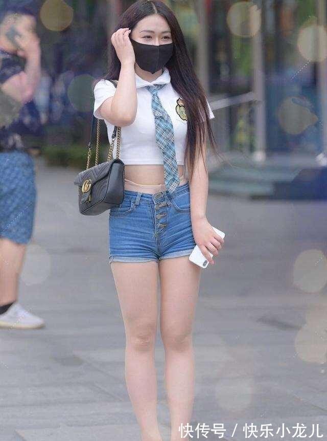 半身裤 黑色短款针织衫搭配同色牛仔裤,干练时尚,十分休闲