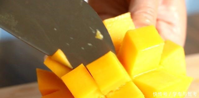 用芒果自制网红甜品,甜品店三十块钱一份,自己做五块钱吃过瘾