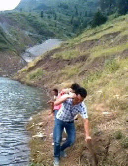 |搞笑GIF段子:妹子,你考虑过猪的感受吗?