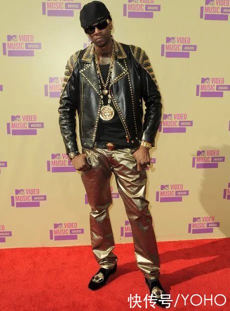 logo|土豪风,路人甲,暴发户?曾经的时尚黑洞Drake凭什么借着新联名咸鱼翻身?