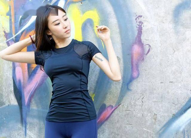 底裤|紧身打底裤活泼可人的打扮,穿出随性街拍范