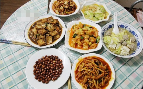 周末一家四口午餐,花费不足50,六菜一汤,简简单单,吃的美美的