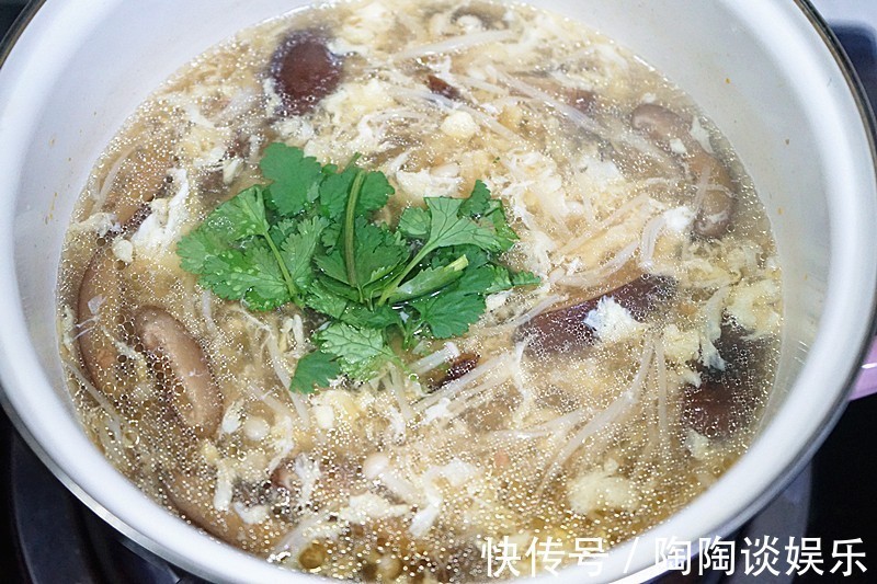 好喝的双菇蛋花汤做法竟然如此简单,鲜香浓郁,喝一口回味无穷