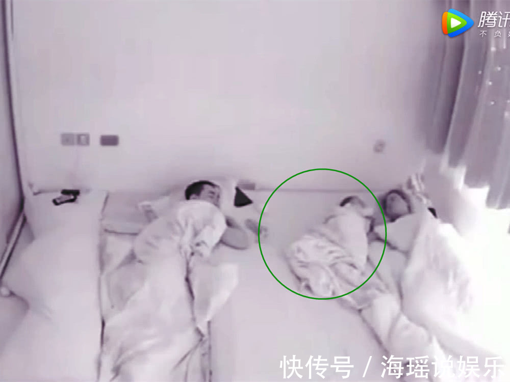 入睡|监控实拍11个月的宝宝半夜起来喝奶,喝完自己就睡着了,太乖了